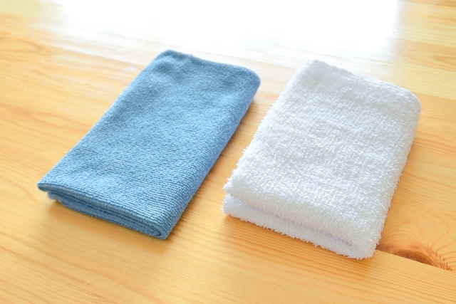 床に置かれた２枚の雑巾