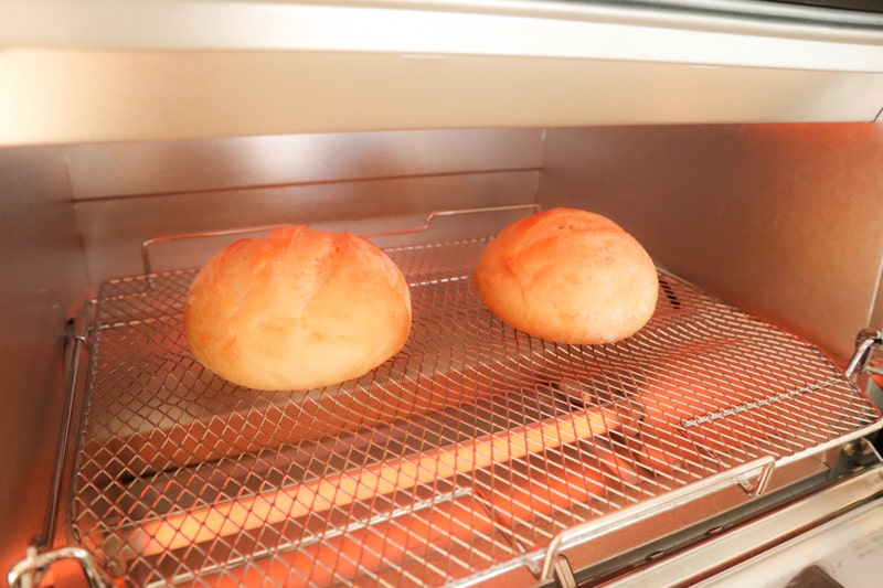 パンド(pan&)のパンをオーブントースターへ入れる